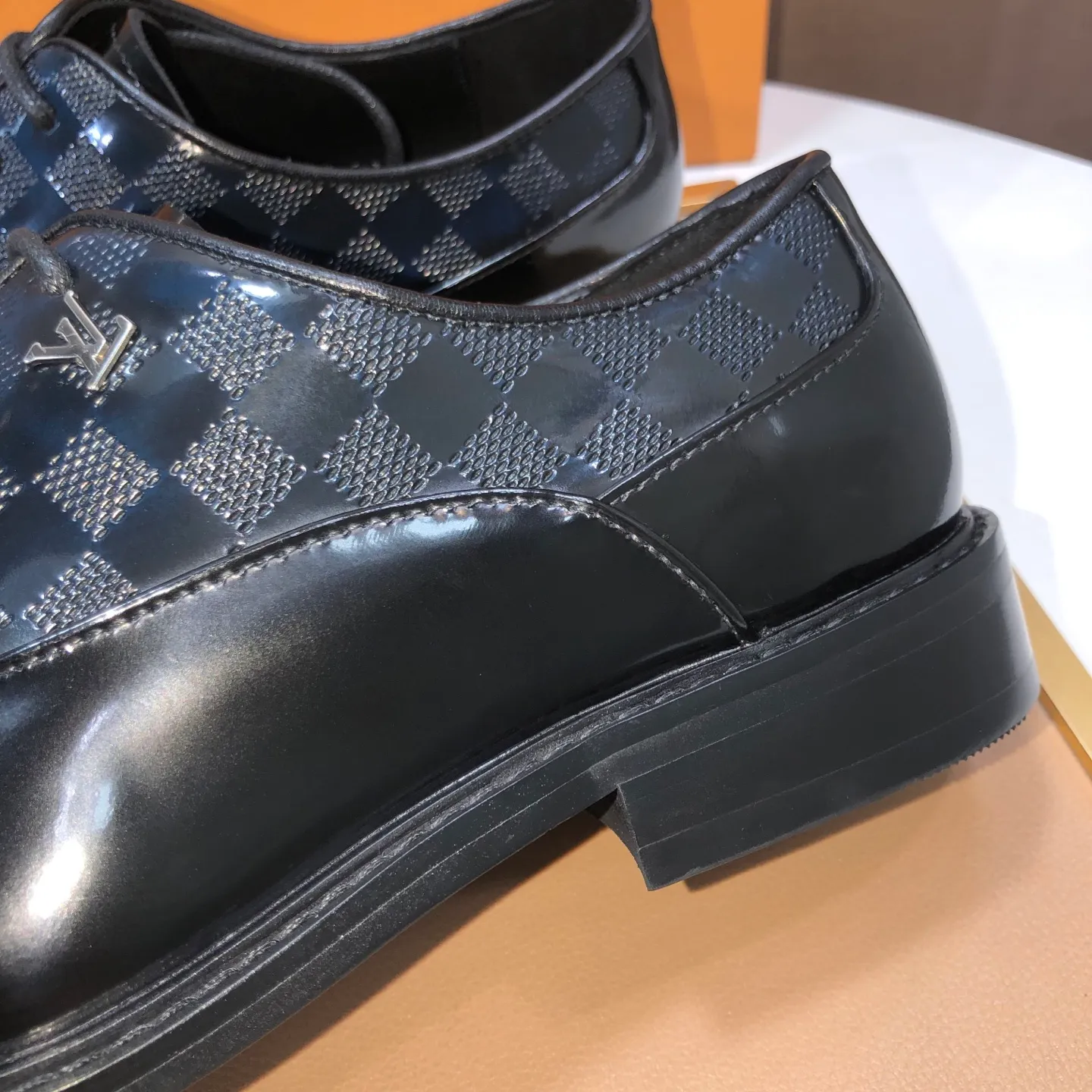 Men's men's shoes💰460💰【LV】(sheepskin lining) formal men's shoes! The high-end formal wear style is luxurious and elegant, with both practicality and style. We pay special attention to quality and details. The original version at the counter is 1:1 ultra-accurate replica👍🏻 The shoe last, leather, workmanship and comfort are not inferior! Material: imported cowhide upper, soft first layer of sheepskin! Code number: 38-45 (45 customized)